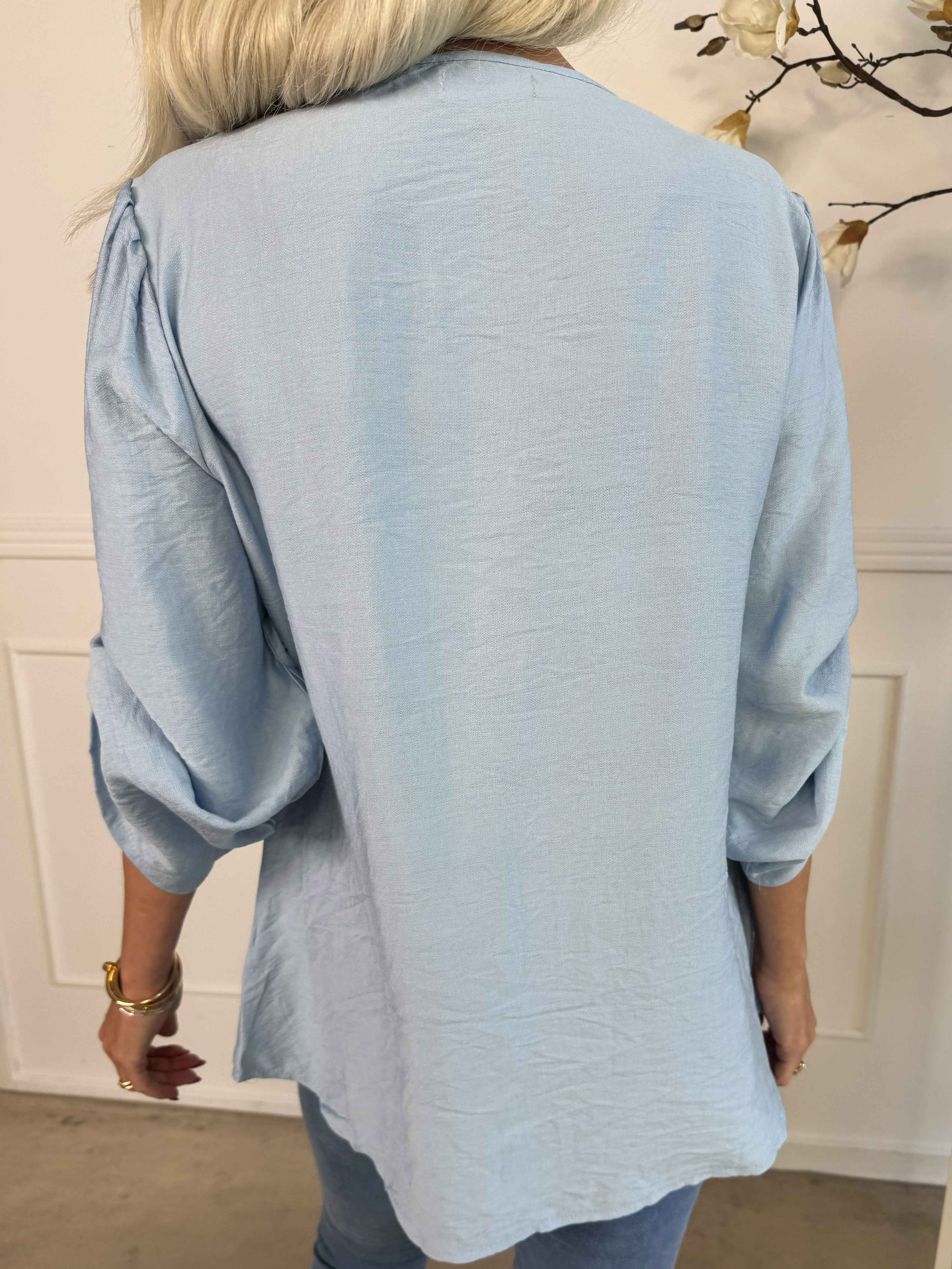 Gina - Bluse i bomuld med detaljeret v-udskæring